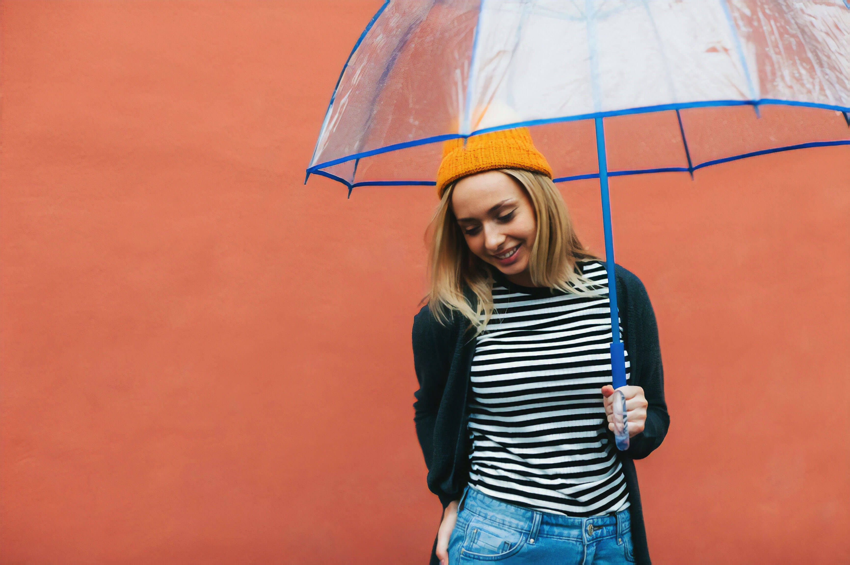 Une femme souriante tenant un parapluie